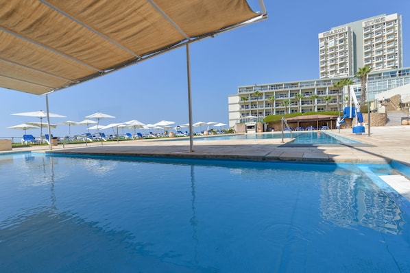 Piscine couverte, piscine extérieure, parasols de plage