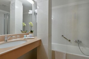 Combined shower/bathtub, free toiletries, hair dryer, slippers - Sharon Hotel Herzliya (Herzliya)