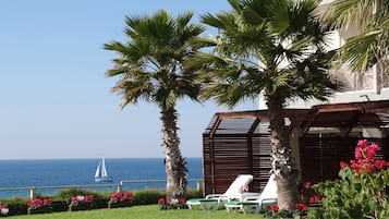 Garden Room, Terrace, Garden View | Vista a la playa o el mar