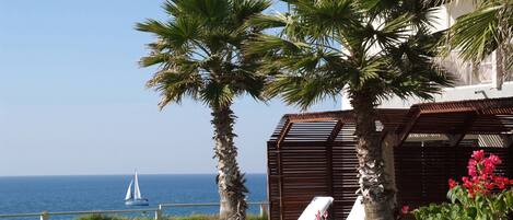 Garden Room, Terrace, Garden View | Vista a la playa o el mar