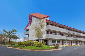 A motel with a red roof and a sign that reads 'Red Roof Inn.' - Red Roof Inn Wilkes-Barre Arena (Wilkes-Barre)