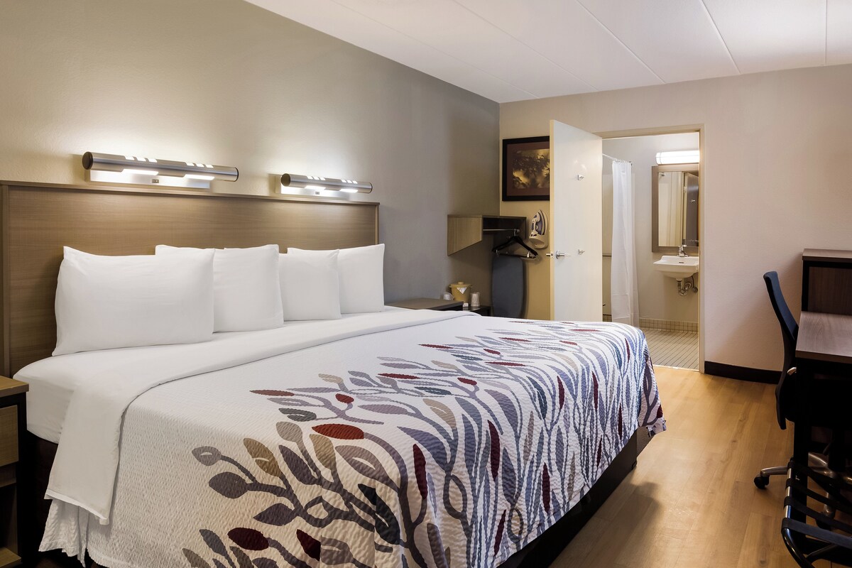 Superior Room, 1 King Bed, Accessible (Smoke Free) | In-room safe, desk, WiFi (free), bed sheets