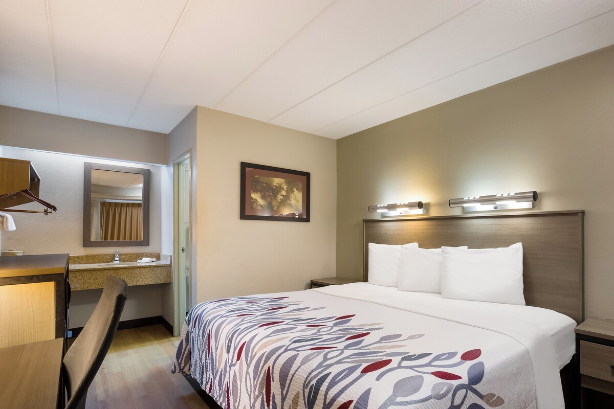 Deluxe Room, 1 King Bed (Smoke Free) | In-room safe, desk, WiFi (free), bed sheets