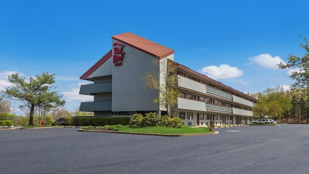 A motel with a red roof and multiple floors. - Red Roof Inn Wilkes-Barre Arena (Wilkes-Barre)
