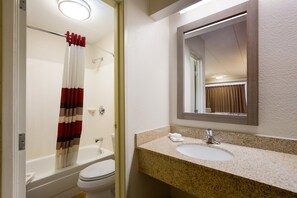 Combined shower/bathtub, towels