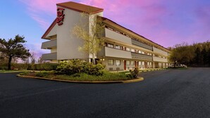 A Red Roof Inn with a modern design, featuring a flat roof and multiple balconies. - Red Roof Inn Wilkes-Barre Arena (Wilkes-Barre)