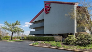 A building with a sign that reads 'Red Roof Inn.' - Red Roof Inn Wilkes-Barre Arena (Wilkes-Barre)