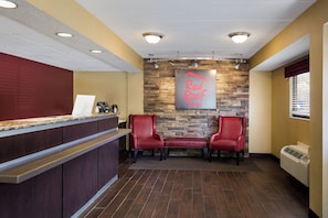 Lobby sitting area - Red Roof Inn Wilkes-Barre Arena (Wilkes-Barre)