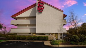 Un Red Roof Inn con diseño moderno, que cuenta con techo plano y señalización destacada.