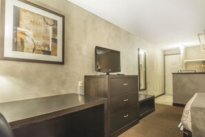 Standard Room, 1 King Bed, Non Smoking | Desk, iron/ironing board, free cots/infant beds, free rollaway beds - Quality Hotel & Conference Centre (Campbellton)