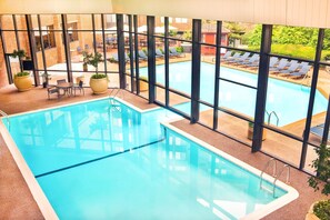 Piscine couverte, piscine extérieure, chaises longues