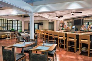 供应早餐、午餐和晚餐