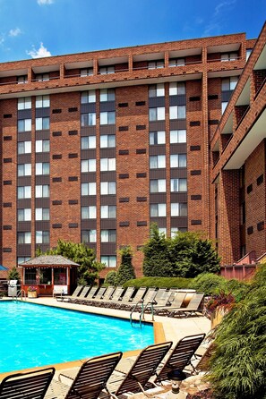 Una piscina techada, una piscina al aire libre