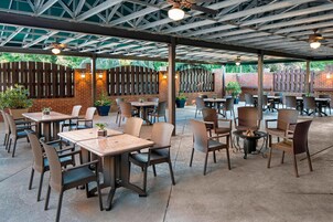 供应早餐、午餐和晚餐