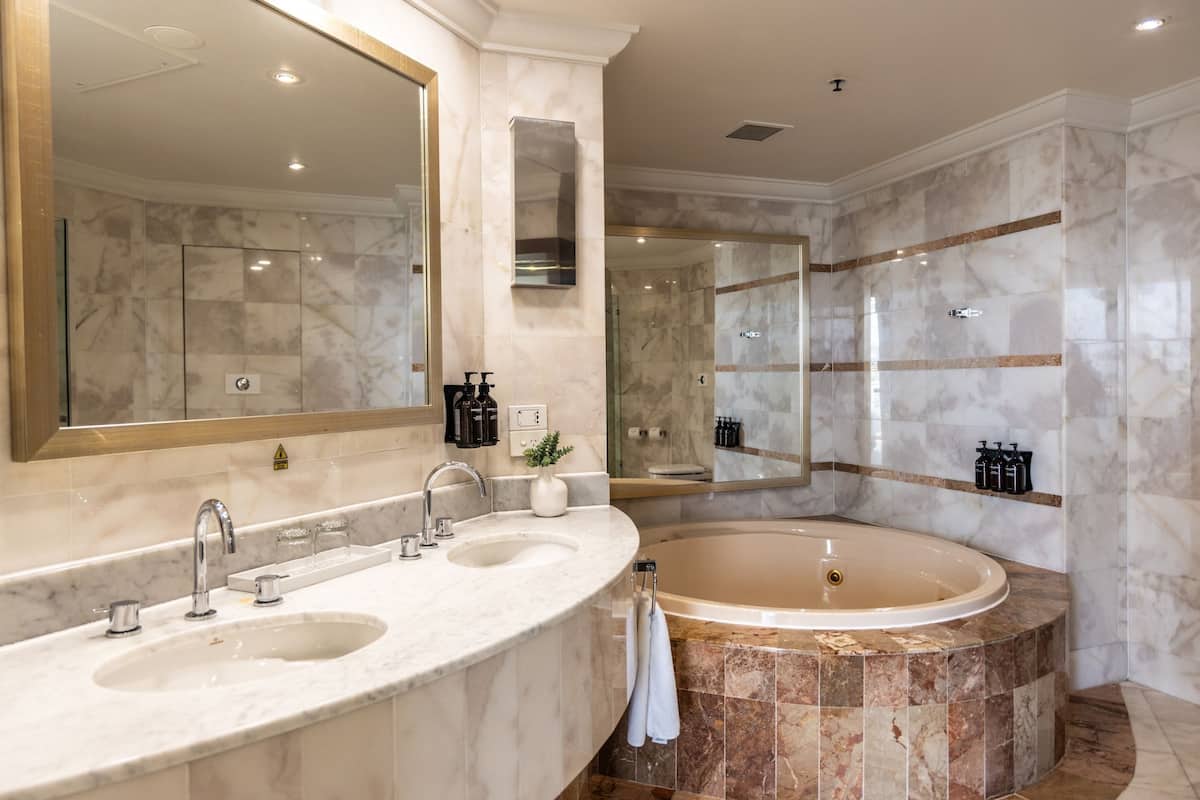 presidential suite, 1 single bed | bathroom | combined shower/bathtub, free toiletries, hair dryer, bathrobes