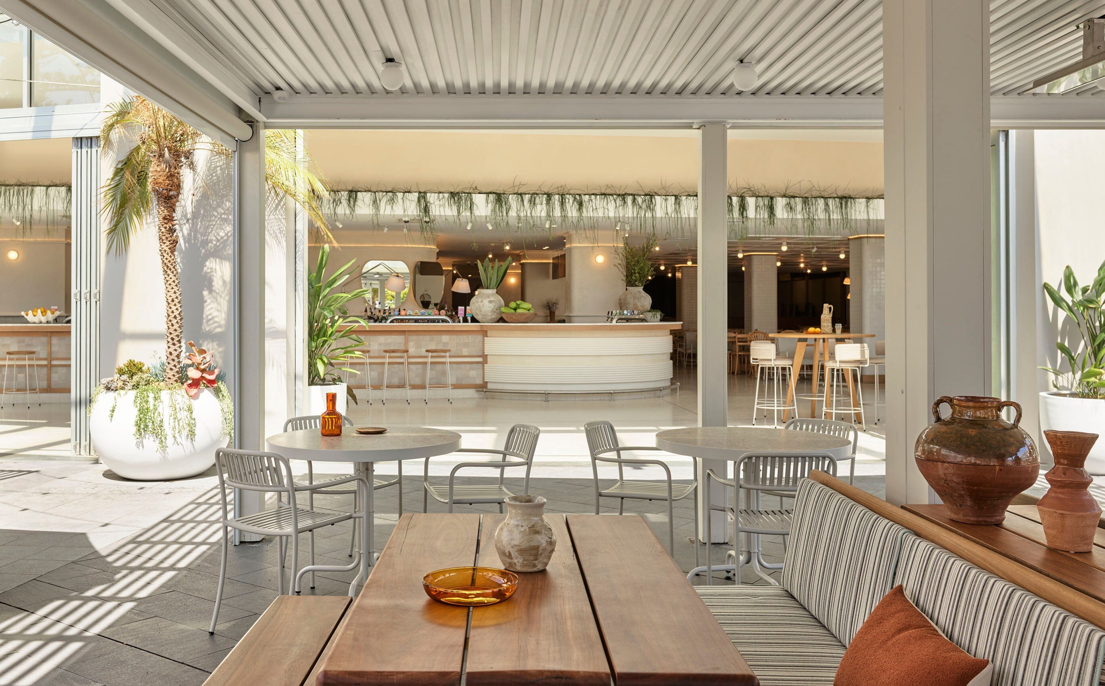 2 restaurants, breakfast served