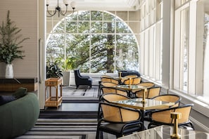 2 restaurants, breakfast served