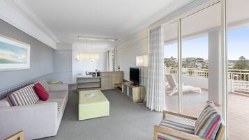 Hochwertige Bettwaren, Zimmersafe, Schreibtisch, Verdunkelungsvorhänge