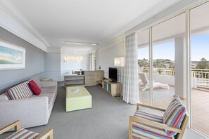 Premium bedding, in-room safe, desk, blackout drapes - Crowne Plaza Terrigal Pacific by IHG (Terrigal)
