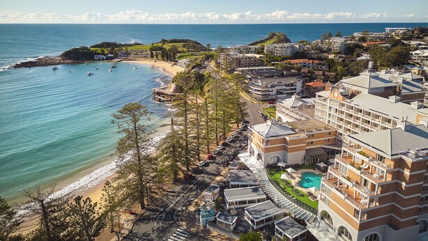 A coastal hotel with a beachfront, swimming pool, and multiple buildings. - Crowne Plaza Terrigal Pacific by IHG (Terrigal)
