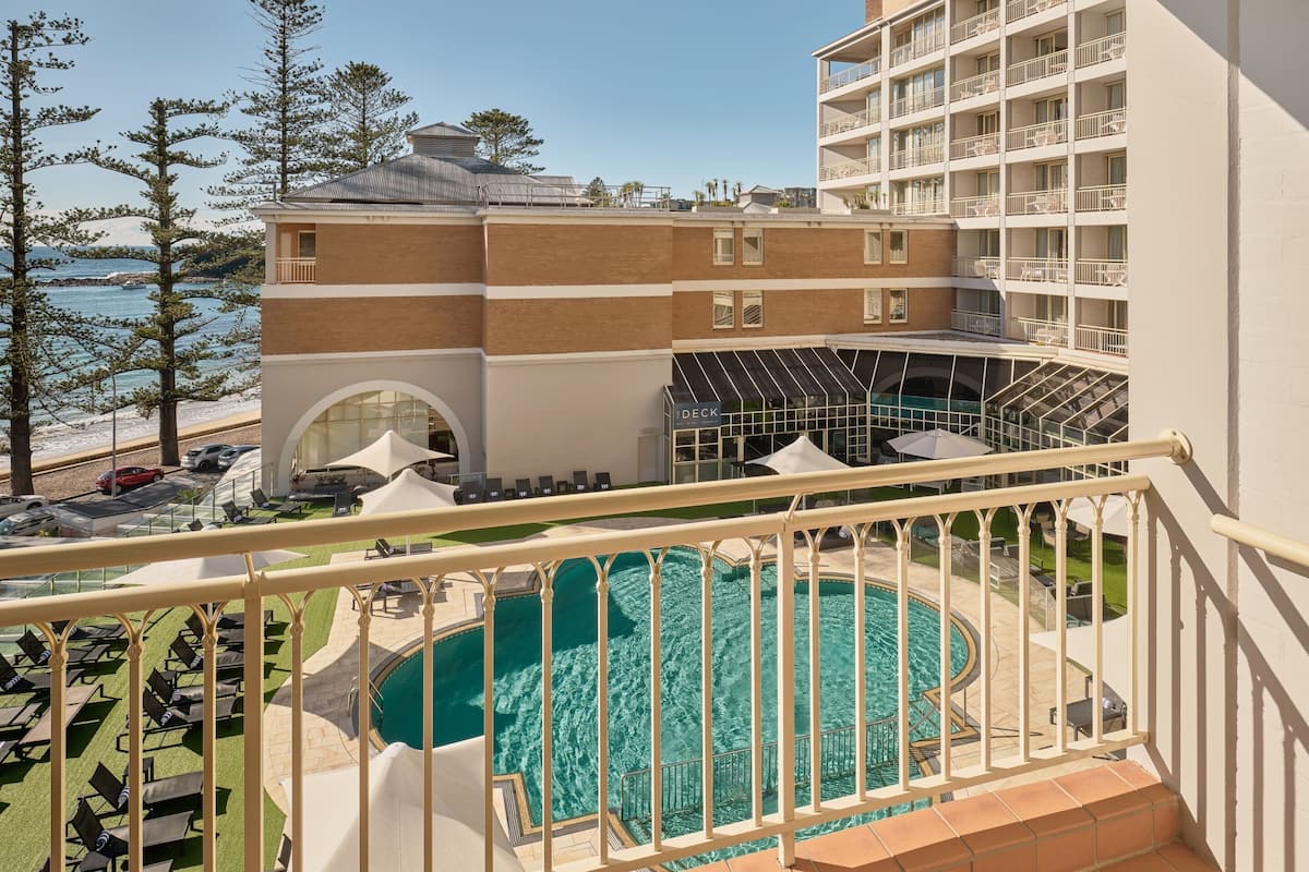 Un hotel con piscina, zona de estar al aire libre y vistas al océano.