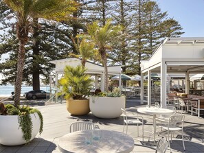 2 restaurants, breakfast served