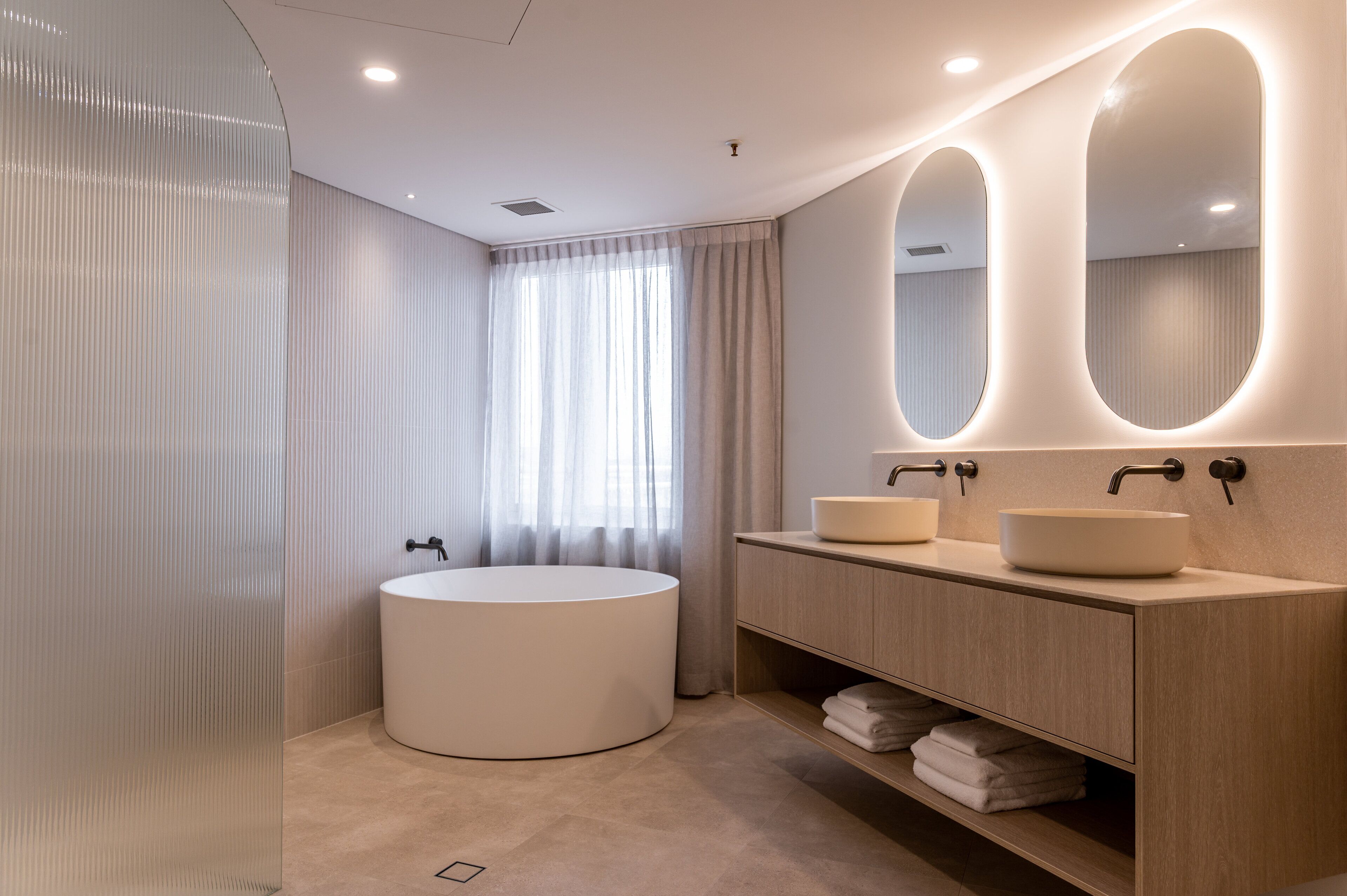 suite, 1 single bed (pacific) | bathroom | combined shower/bathtub, free toiletries, hair dryer, bathrobes