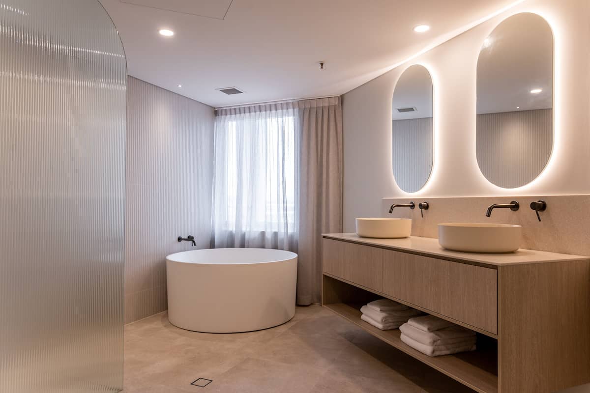suite, 1 single bed (pacific) | bathroom | combined shower/bathtub, free toiletries, hair dryer, bathrobes