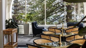 Cocktail bar, ocean views, open daily