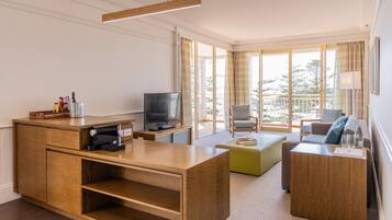 Una sala de estar moderna con un mueble de madera para entretenimiento, un televisor de pantalla plana, un sofá y una mesa de centro.