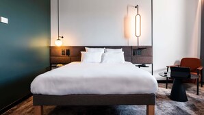 A modern hotel room with a large bed, bedside tables, a desk, and a chair. - Novotel Atria Nimes Centre (Nîmes)