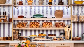 A bakery display with various baked goods and jars of preserves. - Novotel Atria Nimes Centre (Nîmes)