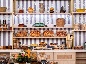A bakery display with various baked goods and jars of preserves. - Novotel Atria Nimes Centre (Nîmes)