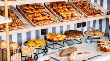 Desayuno buffet (EUR 19.50 por persona)