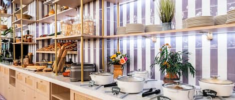 Frukostbuffé varje dag (EUR 19.50 per person)