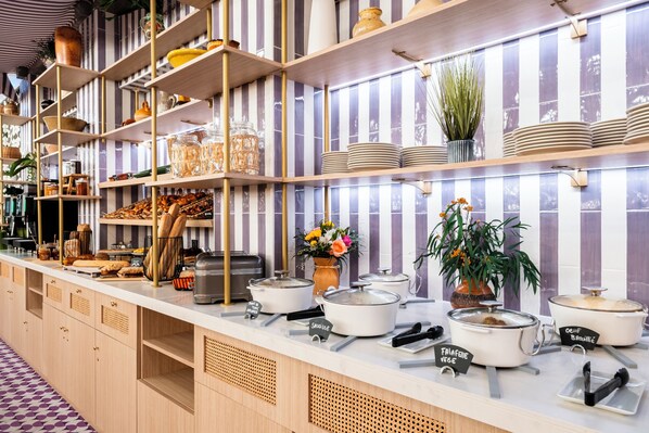 Café da manhã com buffet todos os dias (EUR 19.50 por pessoa) 