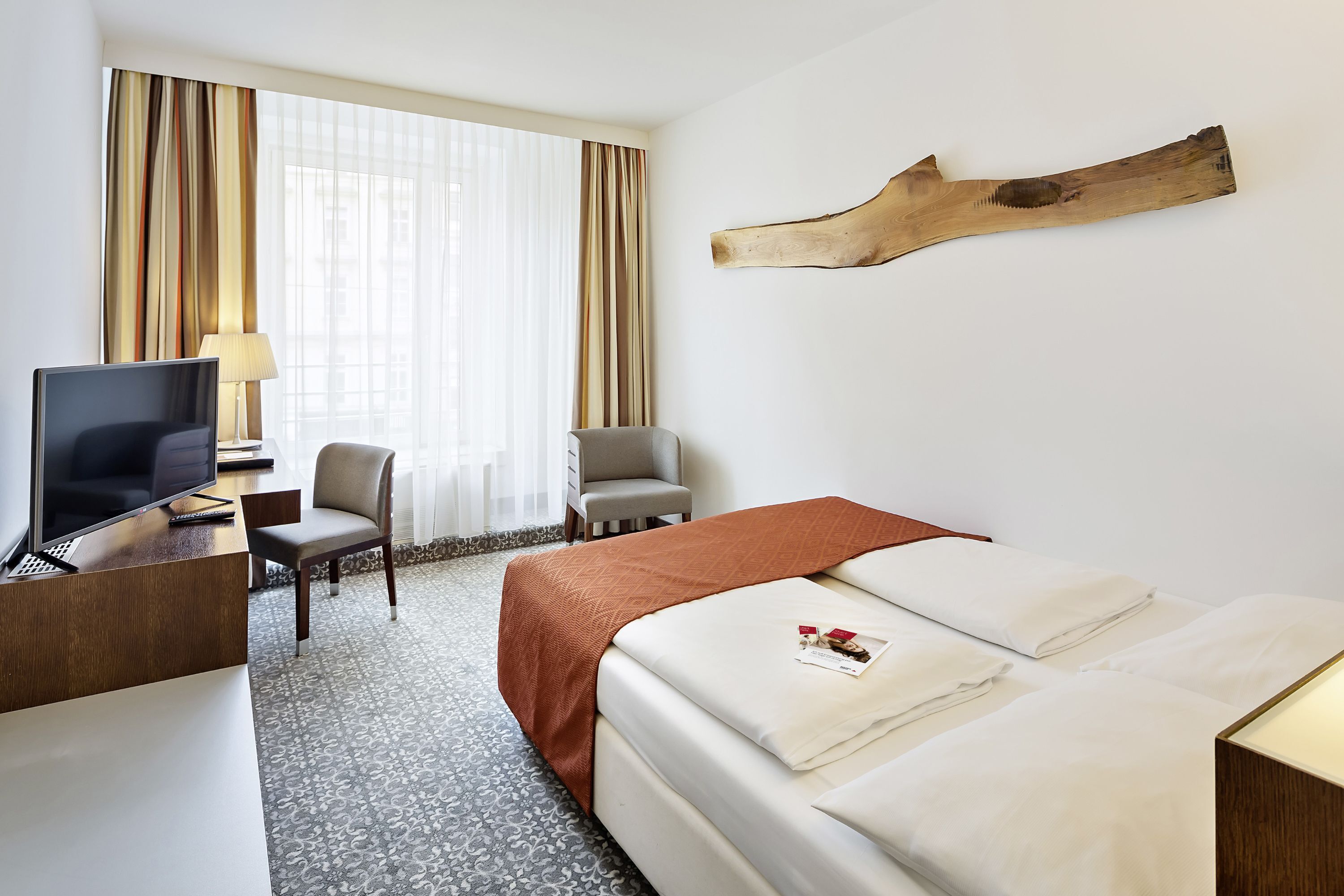 Roupas de cama antialérgicas, frigobar, cofres nos quartos, escrivaninha