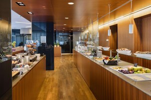 Um buffet de café da manhã moderno, com diversos alimentos e decoração em madeira.