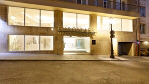 Un immeuble doté de grandes fenêtres et d’une enseigne indiquant « Eurostars Madrid Gran Via ».