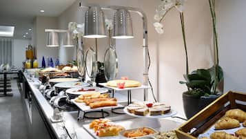 Desayuno buffet (EUR 22 por persona)