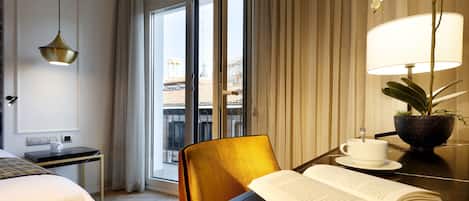 Habitación estándar | Ropa de cama de alta calidad, edredón y minibar