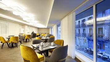 每日供应自助式早餐(每人 EUR 22)