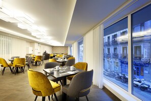 Se ofrece un desayuno bufé (22 EUR por persona)