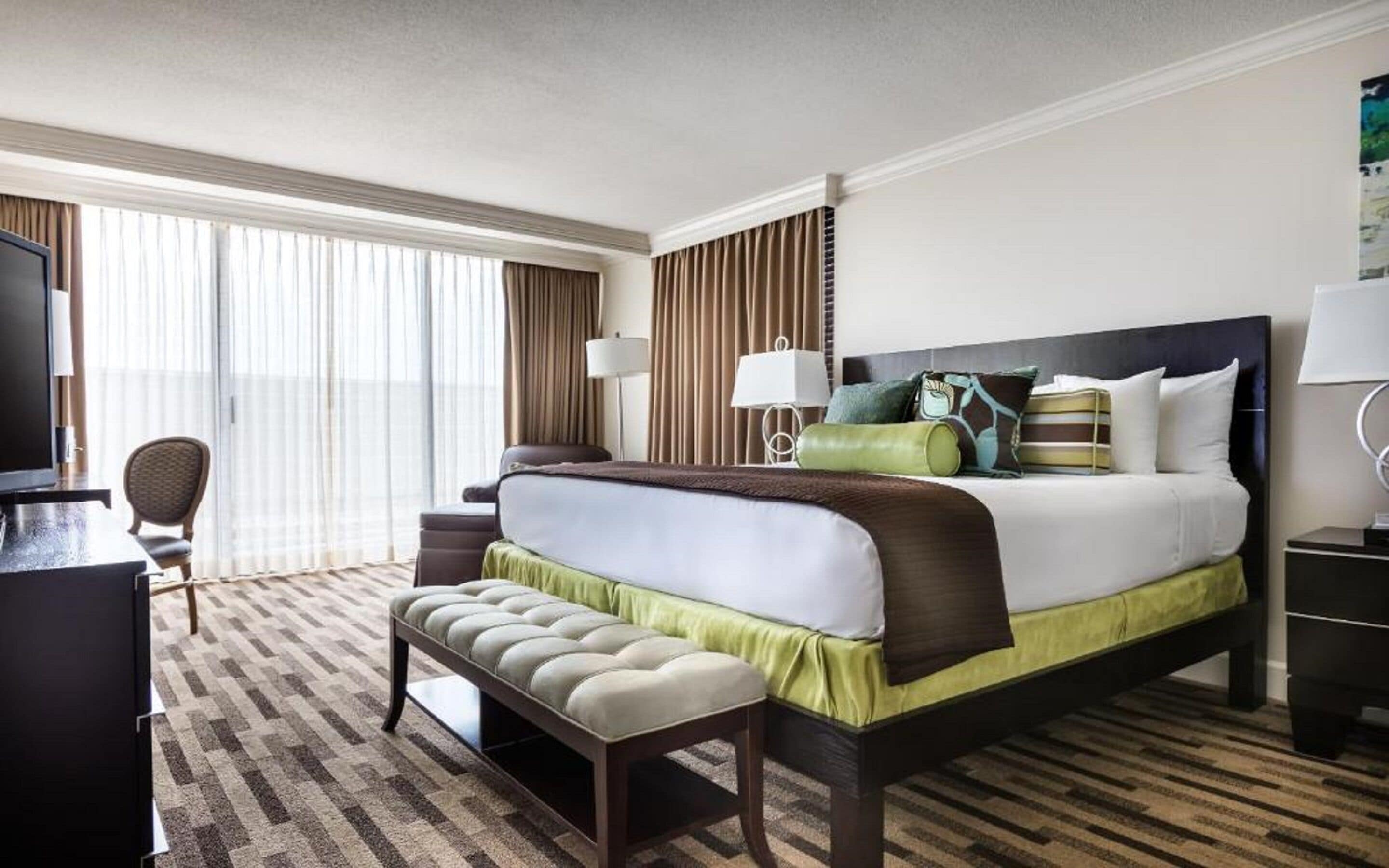 standard room, 1 king bed | premium bedding, in-room safe, desk, blackout curtains