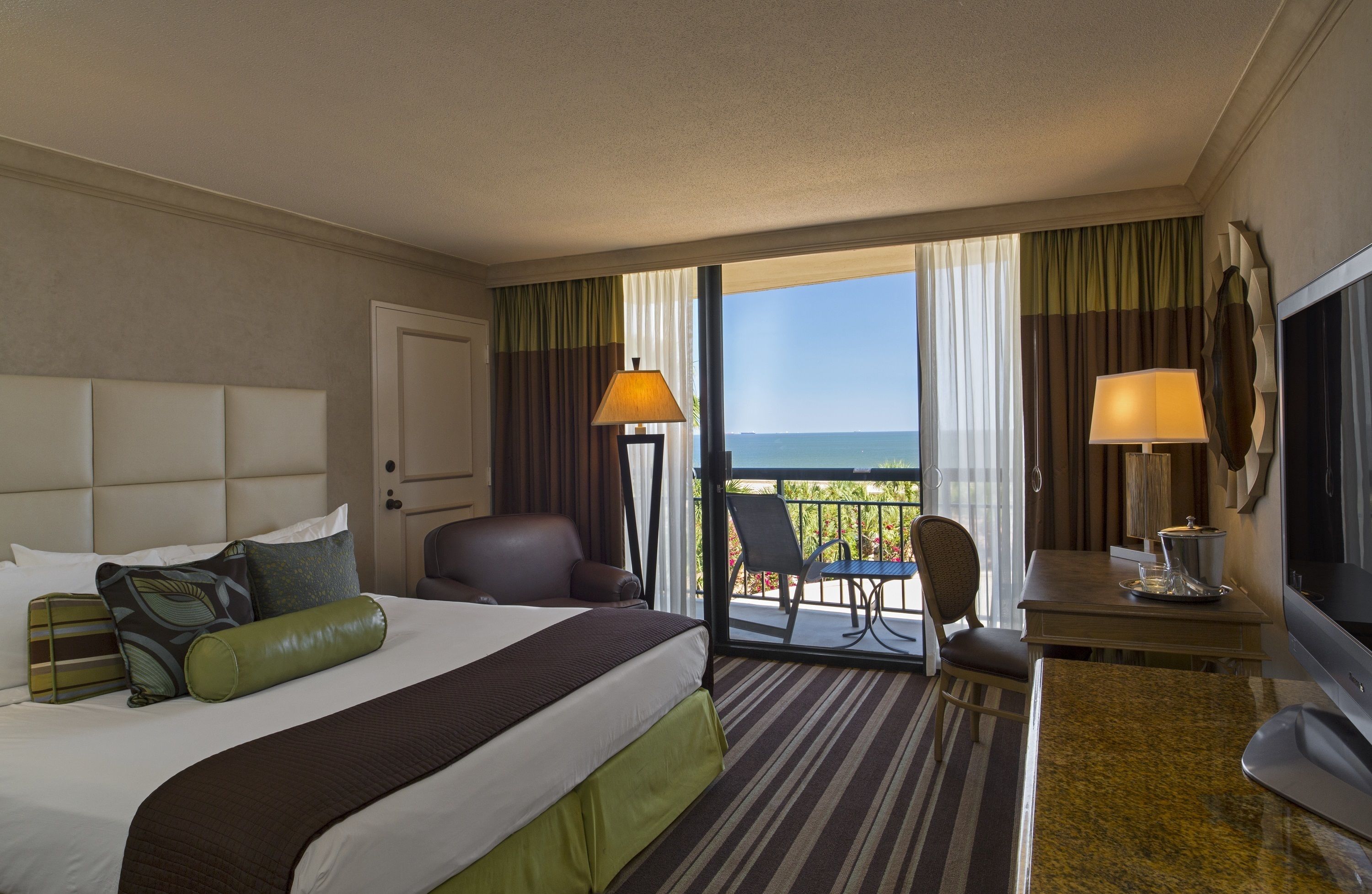 standard room, 1 king bed | premium bedding, in-room safe, desk, blackout curtains