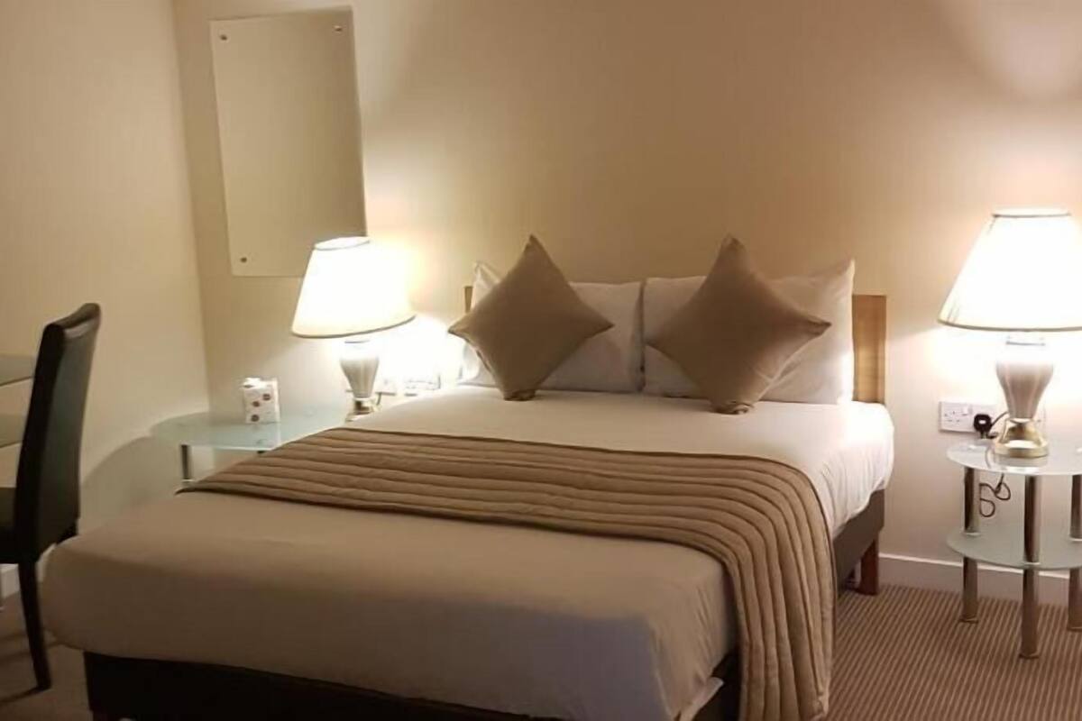 Desk, iron/ironing board, WiFi (surcharge), alarm clocks