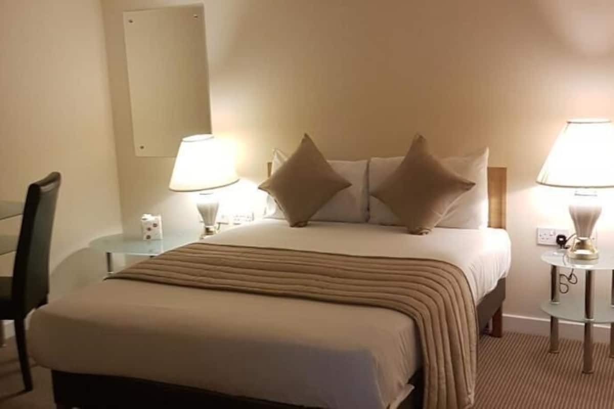 Desk, iron/ironing board, WiFi, bed sheets