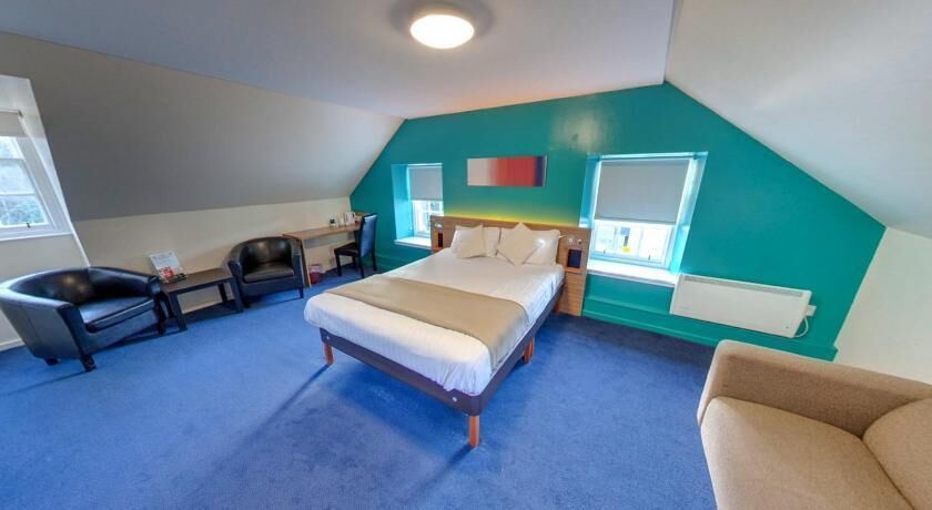 Desk, iron/ironing board, WiFi, bed sheets