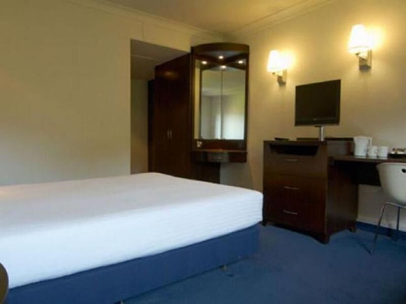 Desk, iron/ironing board, WiFi, bed sheets