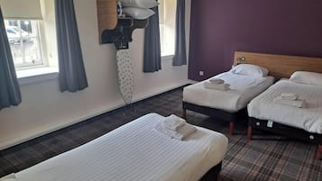 Triple Room | ์ฑ
์, ๋ค๋ฆฌ๋ฏธ/๋ค๋ฆฌ๋ฏธํ, WiFi, ์นจ๋ ์ํธ